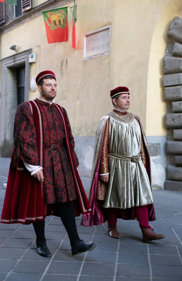 Figuranti in costume rinascimentale durante il corteo del Palio dei Borgia