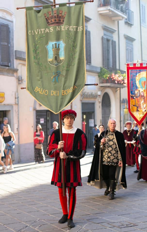 Alfiere con lo stendardo Civitas Nepetis — Palio dei Borgia